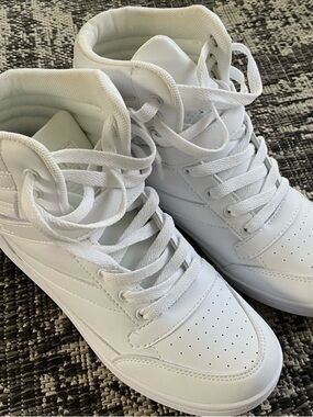 Ubfen Fashion Wear Woman’s Boots High Top Color White Size 9.5